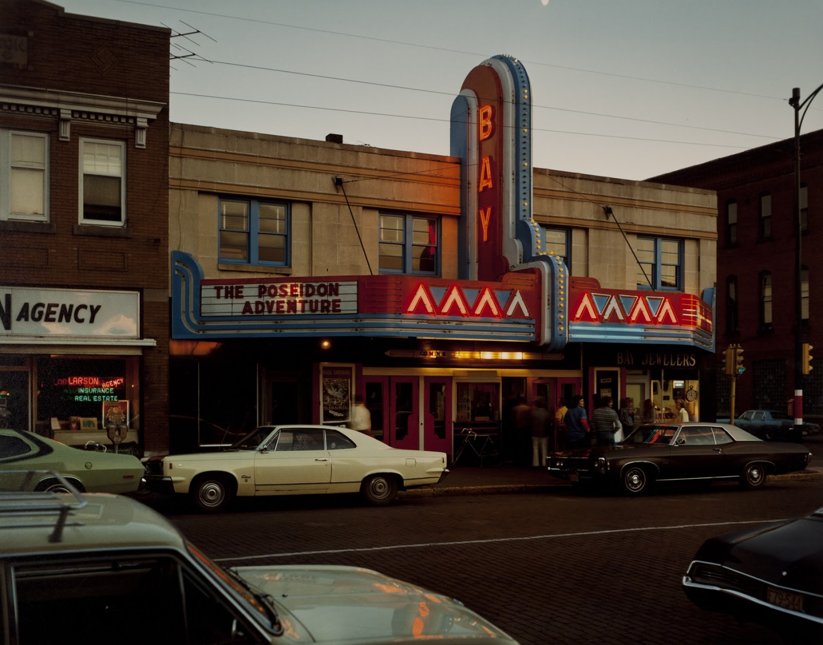 Stephen Shore, Bay Theater, Second Street, Ashland, Wisconsin, July 9, 1973, c‐print © Stephen Shore Collezione Fondazione Cassa di Risparmio di Modena 