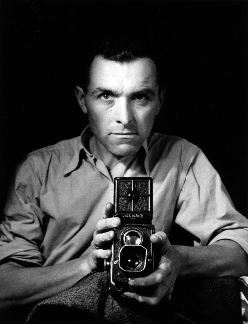 Autoportrait au Rolleiflex, 1947_copyright © atelier Robert Doisneau