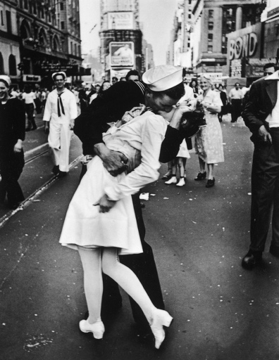 VJ Day a Times Square, New York, NY, 1945 by Alfred Eisenstaedt © Time Inc.