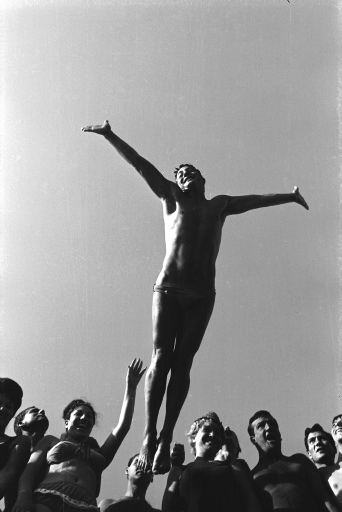 Un ragazzo dà spettacolo in una piscina, Italia, 1963 by Paul Schutzer © Time Inc. 