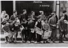 fotografie di guerra robert capa bambini con giornale in mano