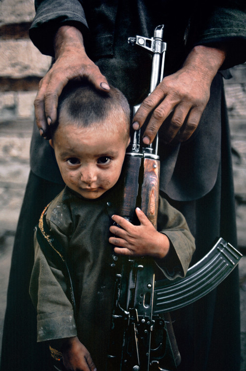 Un bambino accanto a suo padre, Kabul, Afghanistan, 1992 