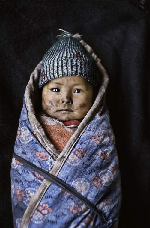 Bambino avvolto in una coperta, Xigaze, Tibet, 1989