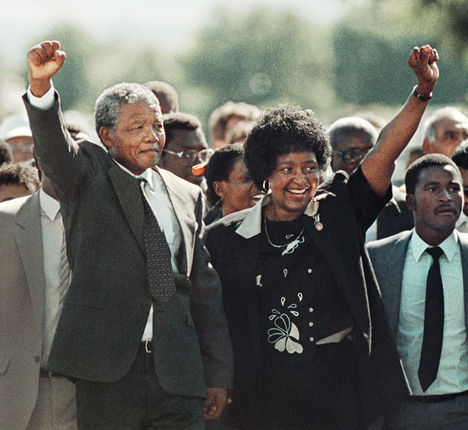 Graeme Williams, Nelson Mandela with Winnie Mandela as he is released from the Victor Vester Prison, 1990. Courtesy the artist. © Graeme Williams.