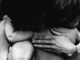 Walter Chappell mostra modena foto abbraccio donna e figlio