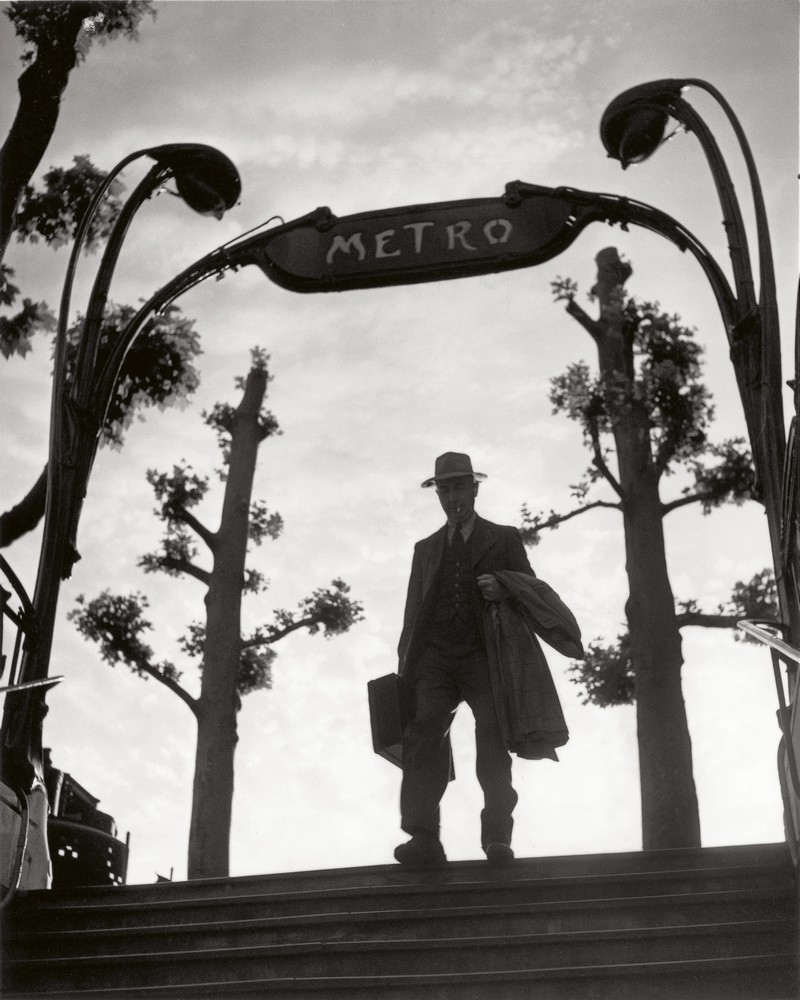 Métro Mirabeau alle sei del mattino, Parigi, 1949 © Izis Bidermanas  