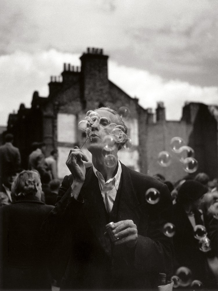 L'uomo con le bolle di sapone, Petticoat Lane, Middlesex Street, Whitechapel, Londra, 1952 © Izis Bidermanas 