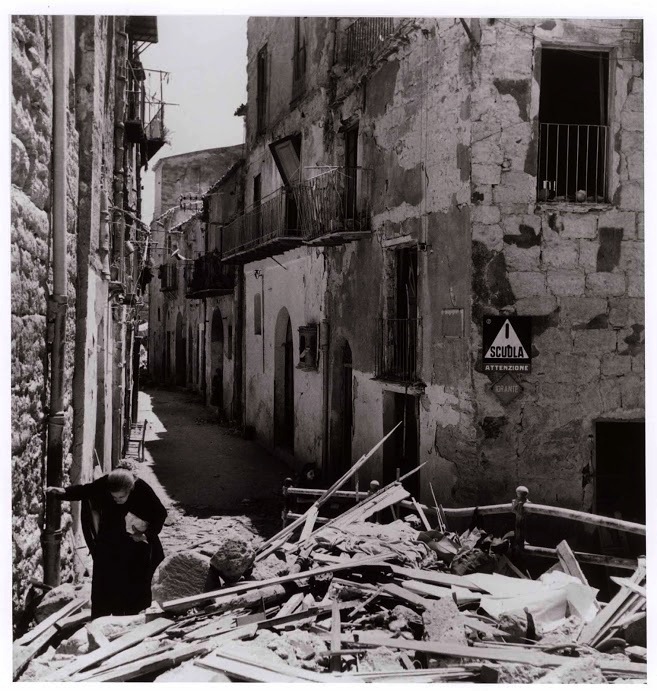 Donna tra le rovine di Agrigento, 17-18 luglio 1943 Fotografia di Robert Capa © International Center of Photography/Magnum  – Collezione del Museo Nazionale Ungherese