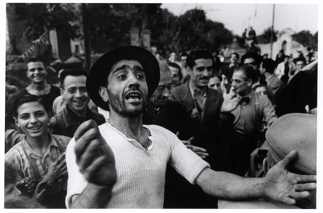 Benvenuto alle truppe americane a Monreale, 23 luglio 1943 Fotografia di Robert Capa © International Center of Photography/Magnum  – Collezione del Museo Nazionale Ungherese