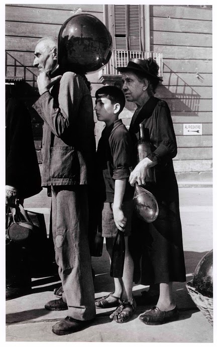 In coda per l’acqua in una via di Napoli, ottobre 1943 Fotografia di Robert Capa © International Center of Photography/Magnum – Collezione del Museo Nazionale Ungherese