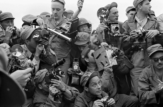 International Press photographers covering the Korean War. Kaesong, South Korea. 1952. / Fotografi della stampa internazionale mentre riprendono la Guerra Coreana