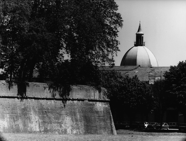 Lucca, Mura urbane: baluardo Cairoli; sul fondo, la cupola del monastero – santuario di Santa Gemma Galgani. Anni '90 Fotografo: Aurelio Amendola