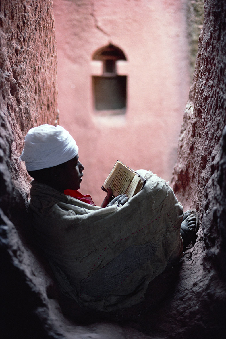 Ethiopia_0006  Un giovane diacono legge la Sacra Bibbia Lalibela, Etiopia 1997