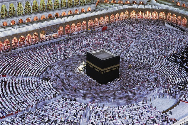 I pellegrini partecipano alla funzione della Notte del Destino (Laylat al-Qadr), il 27° giorno del Ramadàn. La celebrazione commemora la rivelazione del Corano al Profeta La Mecca, Arabia Saudita 1995 