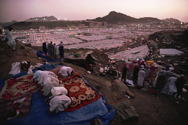 I pellegrini recitano il Maghrib dopo il tramonto nella tendopoli di Mina, allestita per accoglierli durante l’Hajj La Mecca, Arabia Saudita 1995