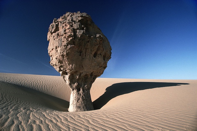 Sahara_0007  Una roccia a forma di fungo, singolare risultato dell’erosione eolica Tassili Ahaggar, Algeria 1993 