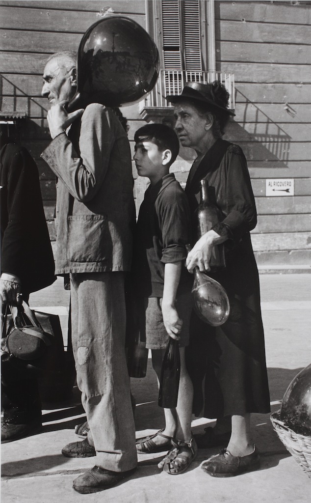 In coda per l’acqua in una via di Napoli, ottobre 1943  Photograph by Robert Capa © International Center of Photography/Magnum - Collection of the Hungarian National Museum 