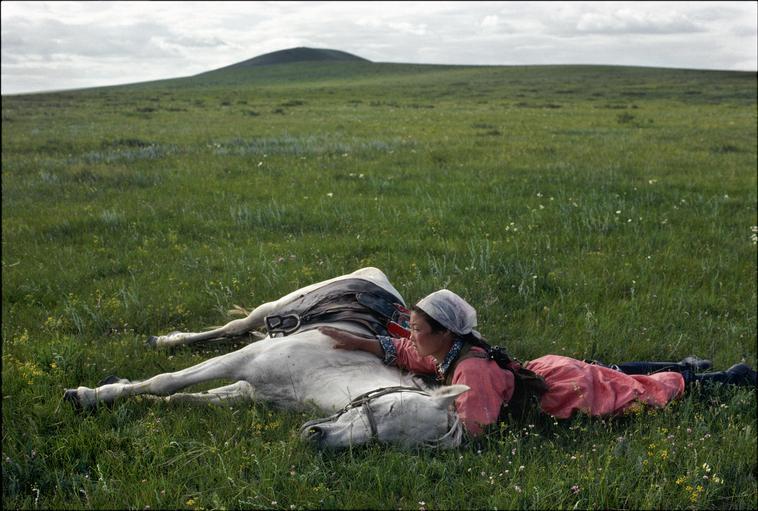 Eve Arnold, Addestramento di un cavallo per la milizia. Mongolia Interna, 1979