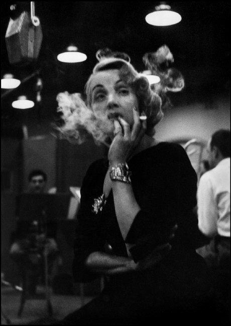 Eve Arnold. Marlene Dietrich negli studi di registrazione della Columbia Records. New York, 1952