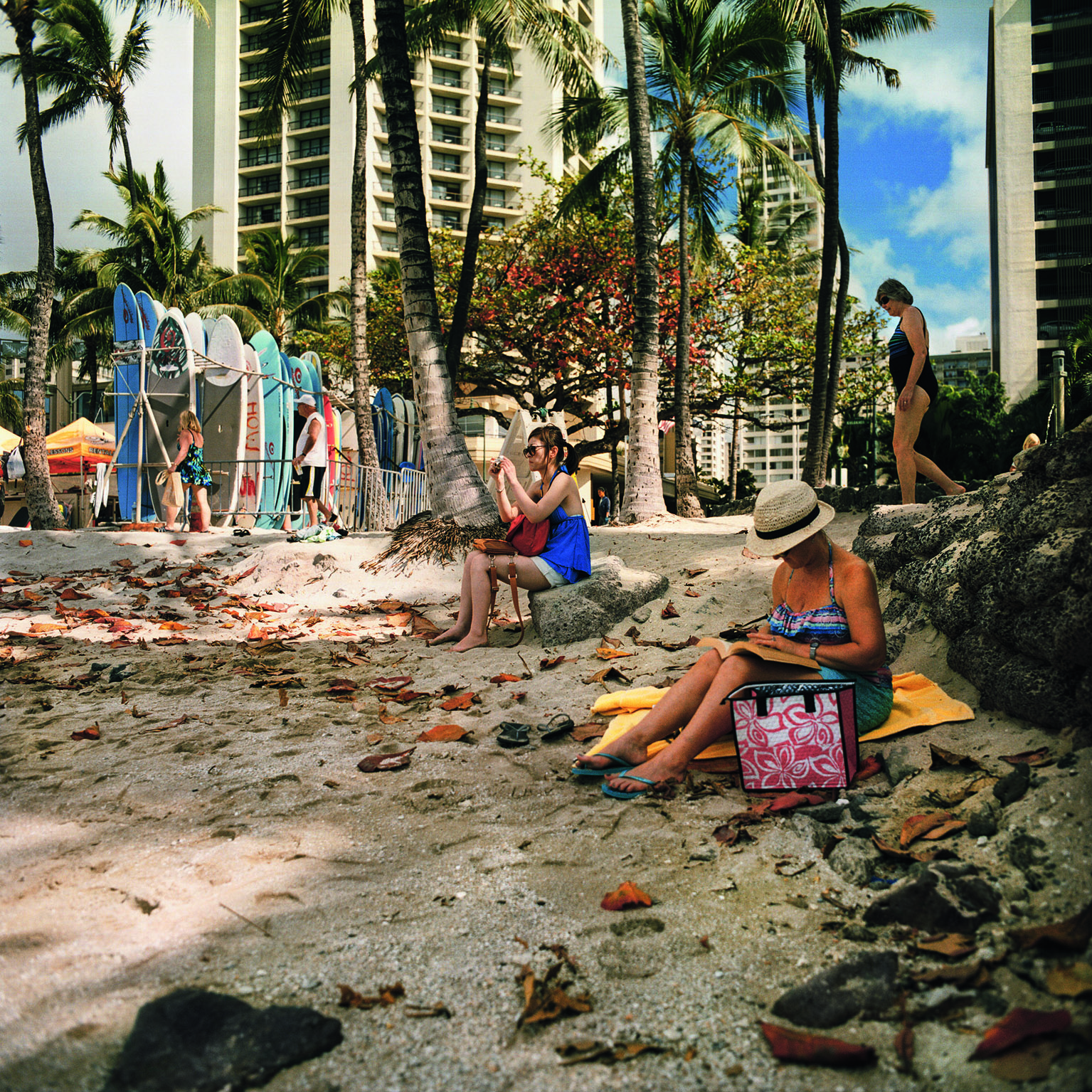 Raymond Depardon Plage de Wai Ki Ki, Honolulu, 2013 170 x 170 cm © Raymond Depardon / Magnum Photos. Crédits photographiques : Légende. Lieu. Date © Raymond Depardon / Magnum Photos