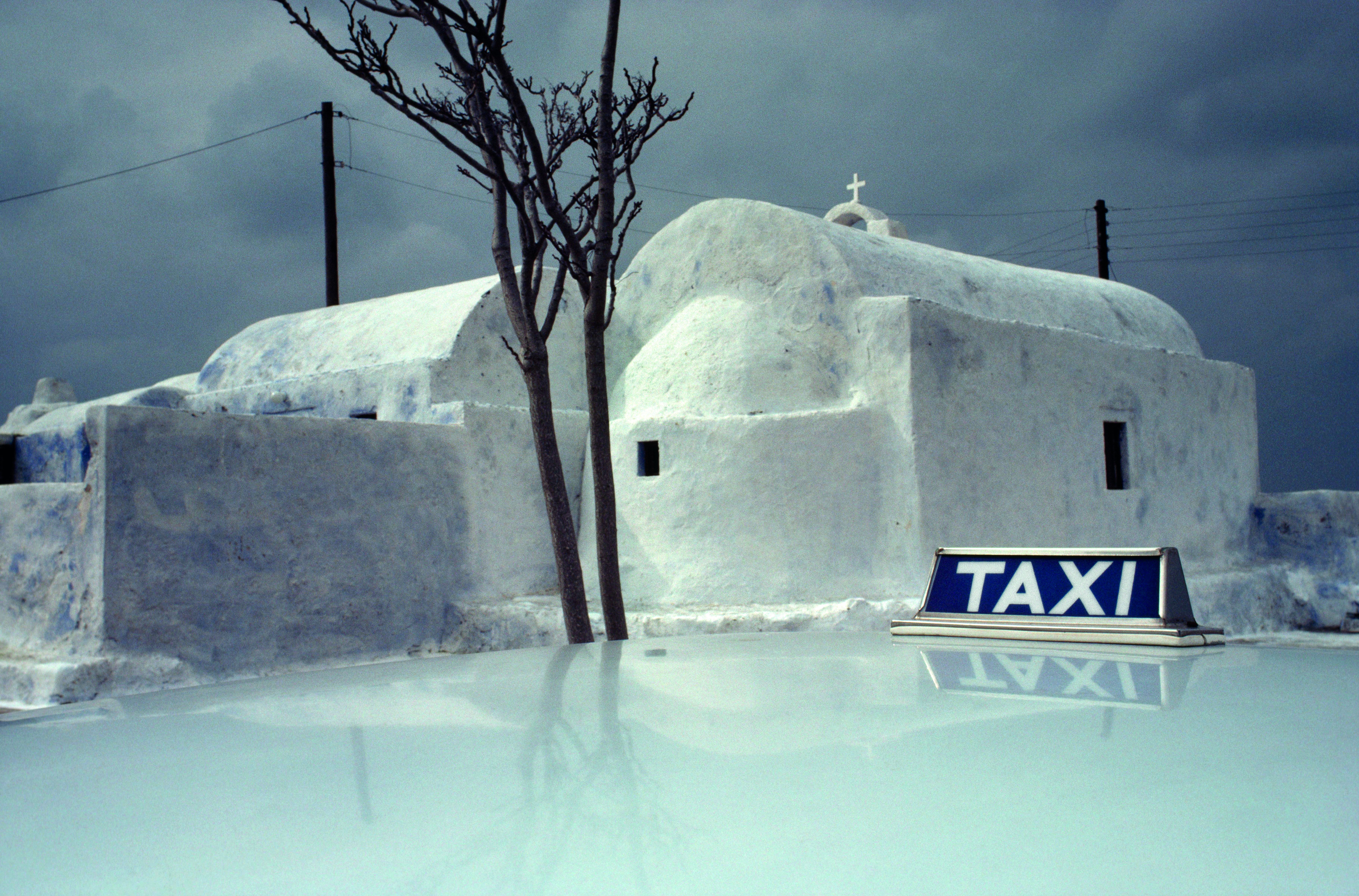 ©Sam Abell /National Geographic La chiesa e il taxi Una tipica chiesa dell'isola greca di Santorini in una giornata nuvolosa