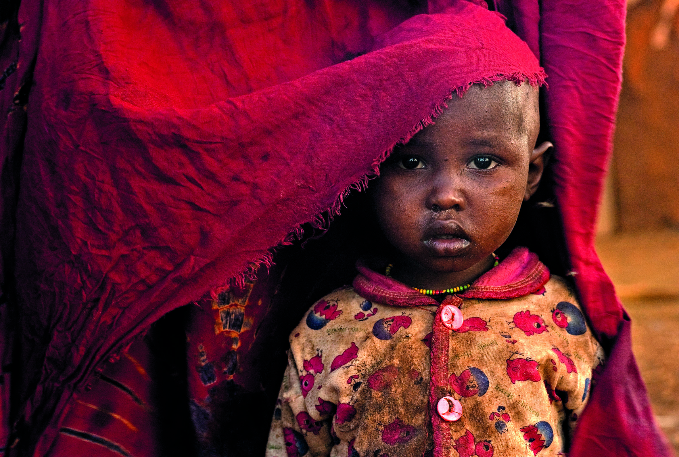 ©Lynn Johnson/National Geographic Sguardo di bambina Una bambina di quattro anni con la madre a Girimi in Kenya