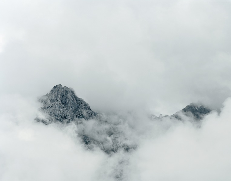Axel Hütte Raucheck, Austria  dalla serie New Mountains, 2011  135 x 165 cm  Ditone Print © l’artista 