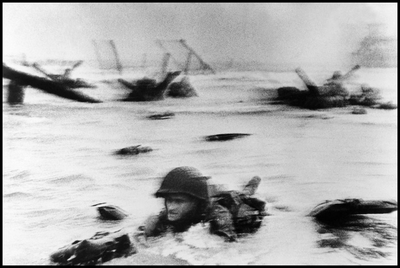 Robert Capa: Sbarco delle truppe americane a Omaha Beach, Normandia, Francia, 6 Giugno, 1944, © Robert Capa/ International Center of Photography/ Magnum Photos/Contrasto
