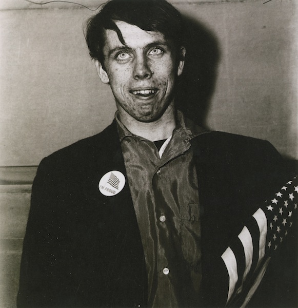 Diane Arbus Patriotic Young Man with a Flag, N.Y.C. N.Y.C. 1967 stampa alla gelatina, ed. 36/65 Mart, Museo di arte moderna e contemporanea di Trento e Rovereto Collezione M. Trevisan