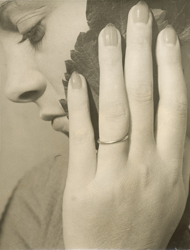 Dora Maar Portrait à la main, 1933 Vintage, gelatina al bromuro d'argento, cm 18x12 Collezione privata © Dora Maar, by SIAE 2014 © Joan Marques, Barcelona