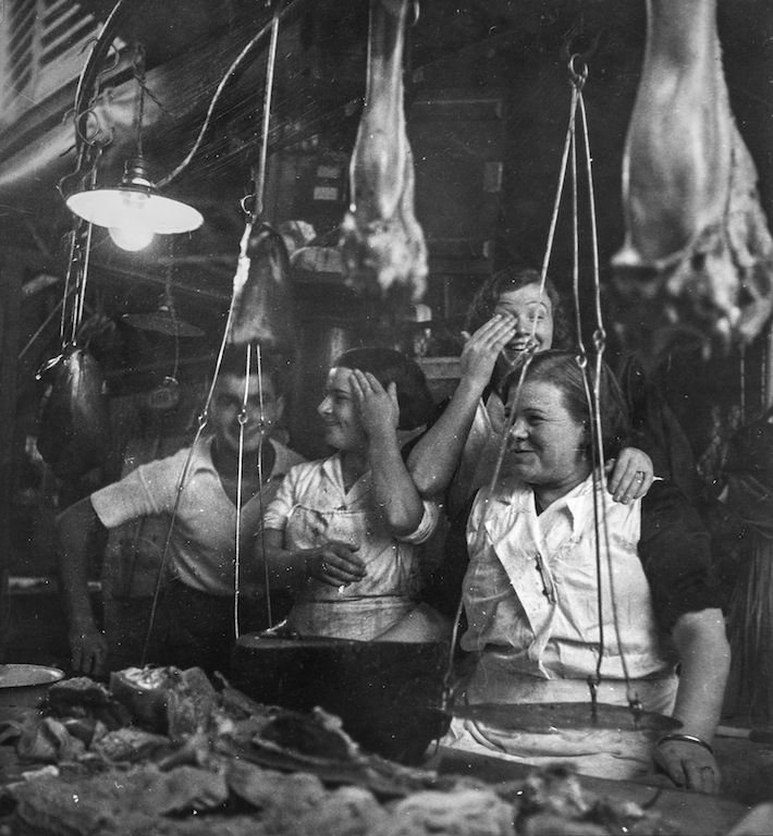 Dora Maar Vendeuses et vendeur riant derrière leur étal de charcuterie, 1933 Vintage, gelatina al bromuro d'argento, cm 26x23 © Dora Maar, by SIAE 2014 © Joan Marques