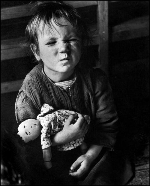 Austria, Vienna, 1948. Un bambino di una famiglia numerosa con una bambola fatta in casa © David Seymour / Magnum Photos