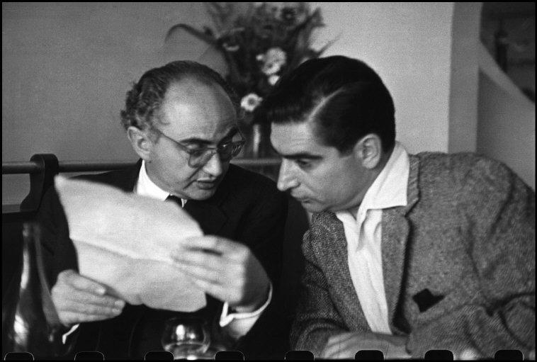 David Seymour (sulla sinistra) e Robert Capa. Parigi. Francia. 1952.  © Henri Cartier-Bresson / Magnum Photos 