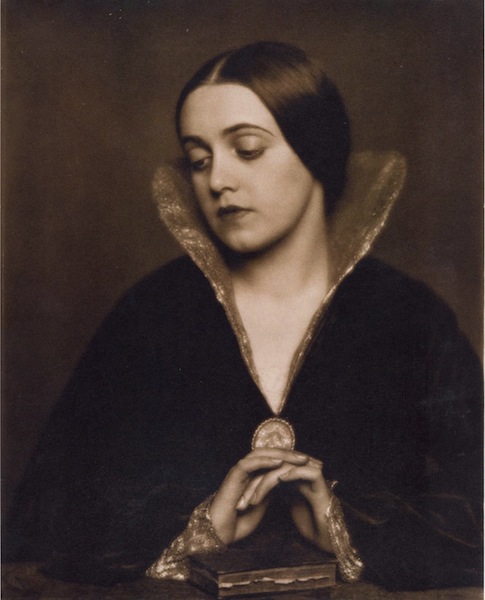 Madame d‘Ora (Dora Philippine Kallmus), Ohne Titel, 1925, bromine silver print, toned. © by SIAE 2014 Courtesy Museum der Moderne Salzburg