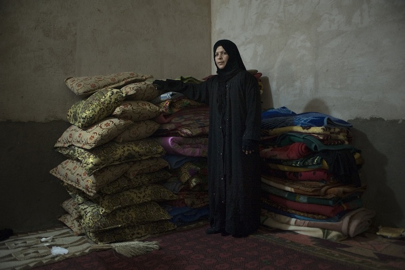 Iraq, 21 dicembre 2013. Aklas è una donna irachena che assiste i pellegrini dellíImam Hossein. Chi non puÚ raggiungere Karbala, dimostra la propria devozione mettendosi a disposizioni dei pellegrini stanchi e affamati, offrendo loro un posto dove dormire, coperte e cibo.
