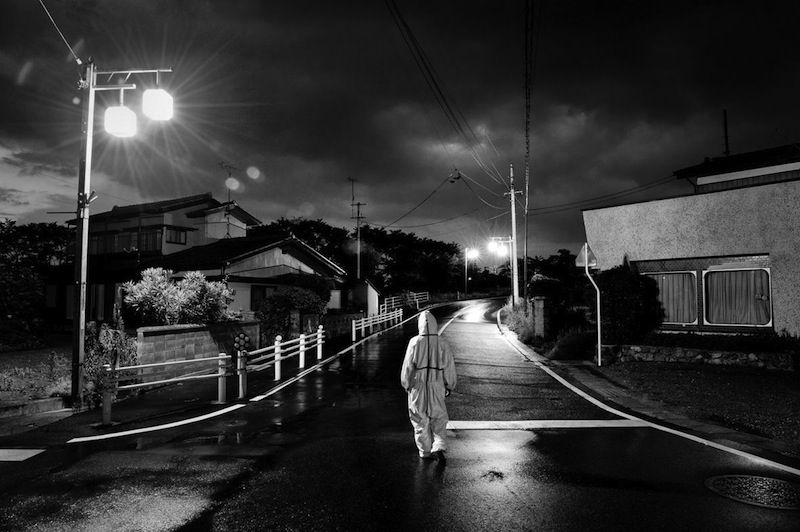 Pierpaolo Mittica: Makomi in cerca di animali abbandonat, Fukushima,Odaka, zona di esclusione, 2011