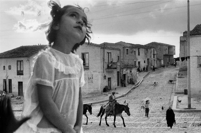 Main street of Corleone, Sicily, 1959. © Sergio Larrain  - Magnum Photos
