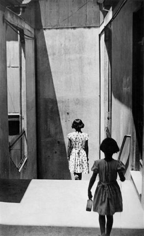 Passage Bavestrello, Valparaiso, Chile, 1952. © Sergio Larrain  - Magnum Photos