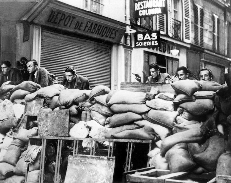 barricata a Parigi organizzata dalla Resistenza francese, Francia, 23 agosto 1944; Rue des Archives / Tips Images