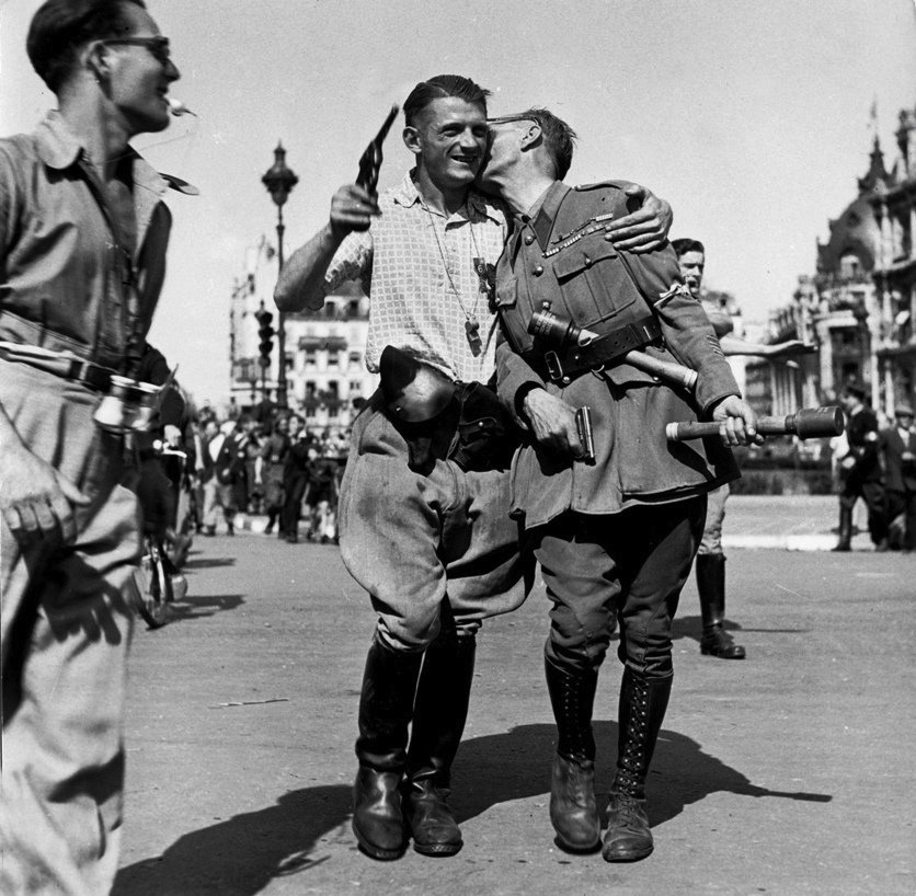 due partigiani si ritrovano nella piazza dell’Hotel de la Ville subito dopo la fine degli ultimi combattimenti per la liberazione di Parigi, Francia, 23 agosto 1944, foto dei fratelli Seeberger Rue des Archives / Tips Images