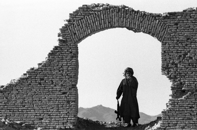 workshop-fotografia-francesco-cito-irfoss-riccardo-bononi-1989_02_26-Afghanistan_Ruins-678x447