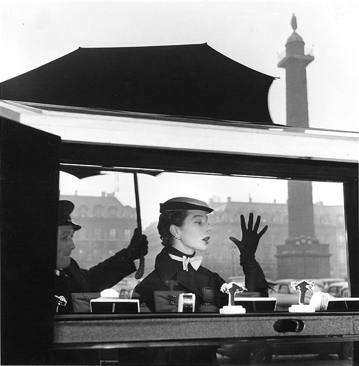 Bettina davanti alla vetrina di Van Cleef & Arpelf Place Vendome, Parigi 1953 © Jean-Philippe Charbonnier
