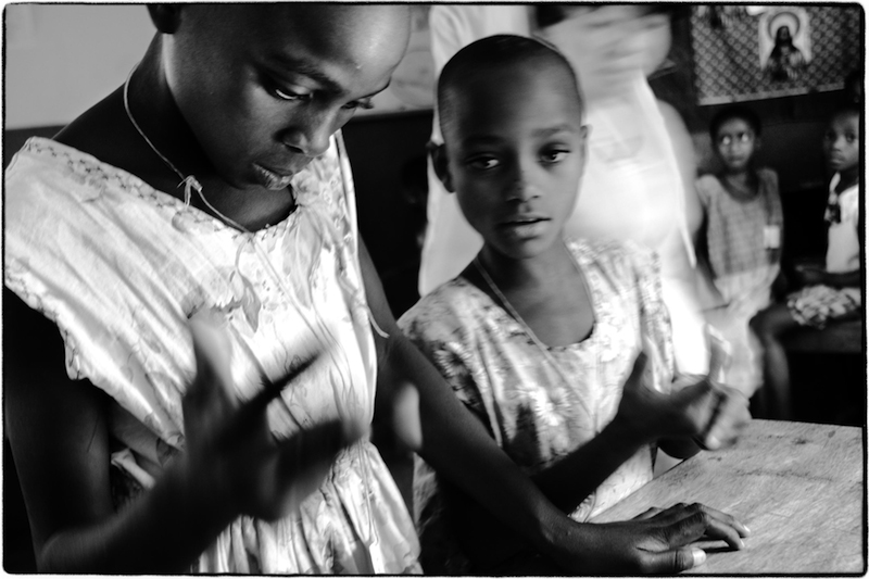 Georgette e Audia si esercitano in matematica. Bukavu. © Paola Codeluppi