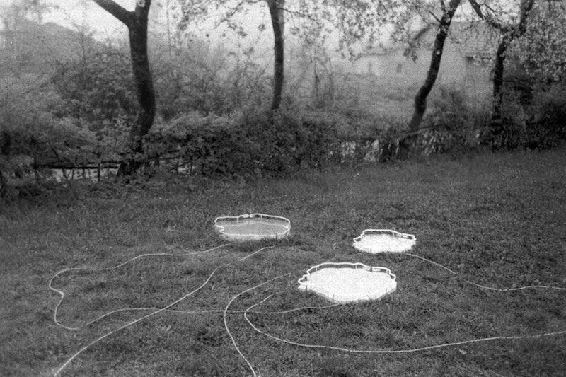 Franco Guerzoni, pozze d'acqua specchi e luce al neon misure variabili, 1969. Foto di Luigi Ghirri e Franco Guerzoni. Courtesy Archivio Guerzoni.