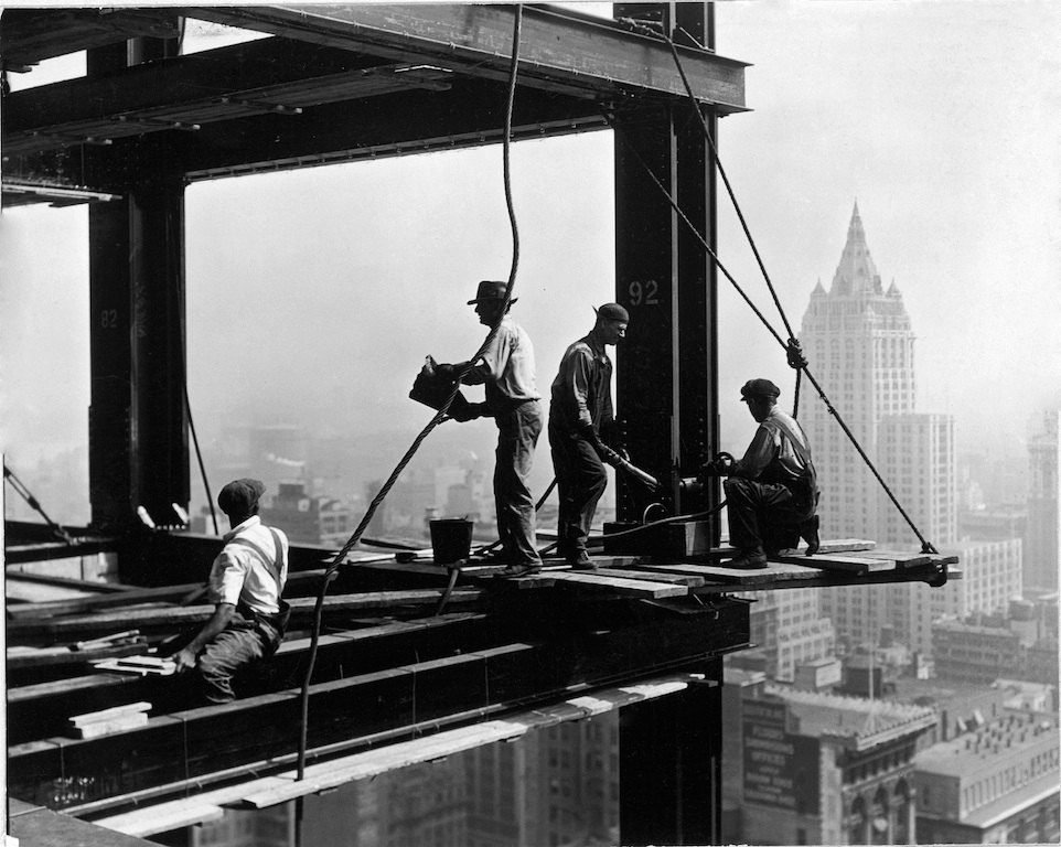 Lewis Hine  Rivettatori al lavoro su una trave  New York, 1931  dalla serie Empire State Building