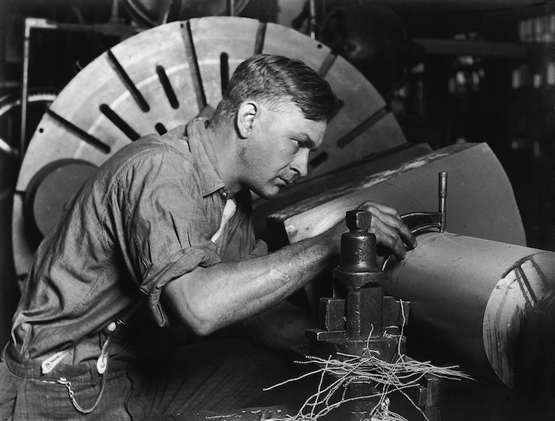 Lewis Hine  Un meccanico specializzato con micrometro per misurare  l’albero di trasmissione che sta costruendo  1920 ca.  dalla serie Classe operaia