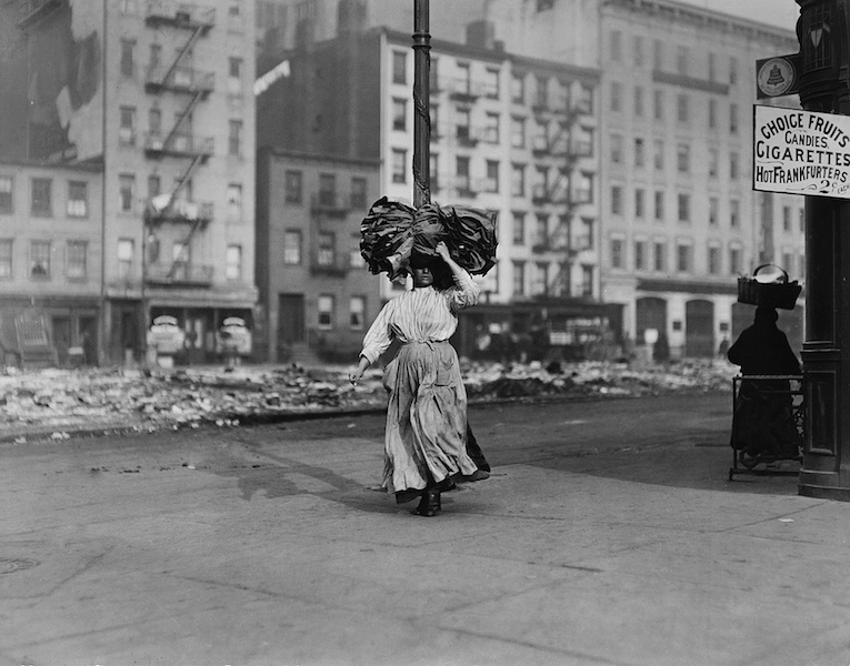 Lewis Hine  Trasporto del lavoro a domicilio  East Side, New York,1910  Dalla serie Quartieri popolari