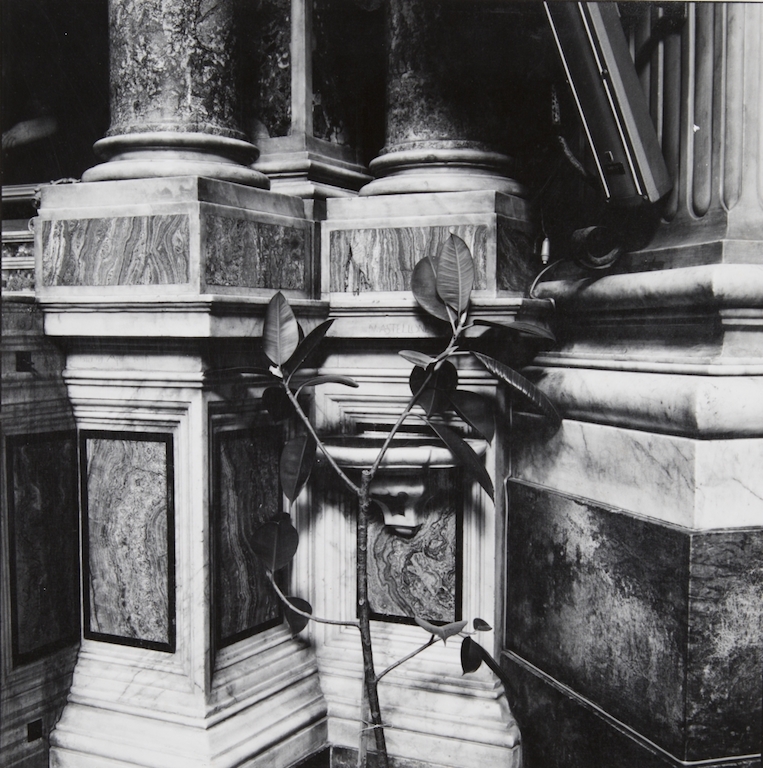 Joan Fontcuberta  da Napoli ‘84. Fasti barocchi, 1984, stampa ai sali d'argento, collezione Azienda Autonoma di Soggiorno, Cura e Turismo di Napoli, © Joan Fontcuberta   