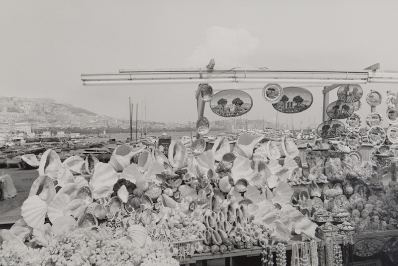 Lee Friedlander  da Napoli ’82. Città sul mare con porto, 1982, stampa ai sali d'argento, collezione Azienda Autonoma di Soggiorno, Cura e Turismo di Napoli, © Lee Friedlander 
