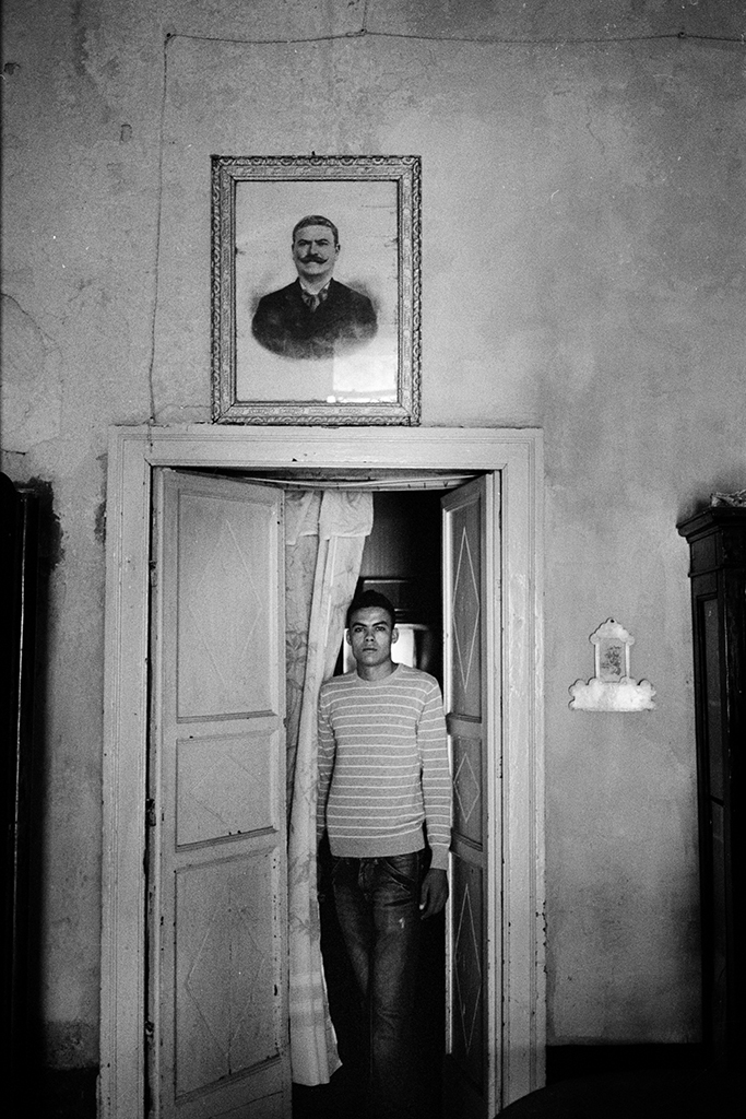 Guido Gazzilli, Ahmed (23), all’interno di una vecchia abitazione sul’isola di Lampedusa, dalla serie Lampedusa, 2011  
